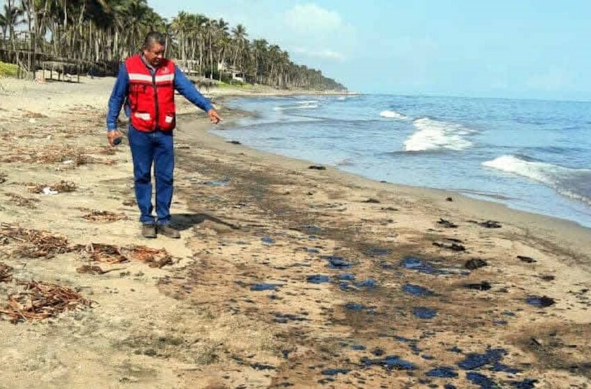 Pemex , ante millonaria multa por derrame de chapopote y aceite en costa y playas de Tabasco