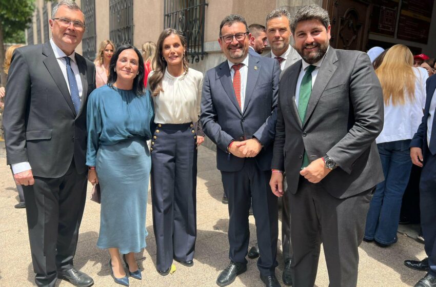 La alcaldesa de Yecla asiste a la entrega de Medallas de Oro 2025 de Cruz Roja