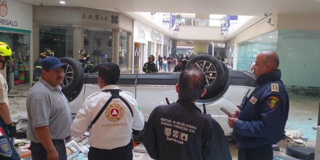 Camioneta cae desde tercer piso en plaza comercial de la CDMX