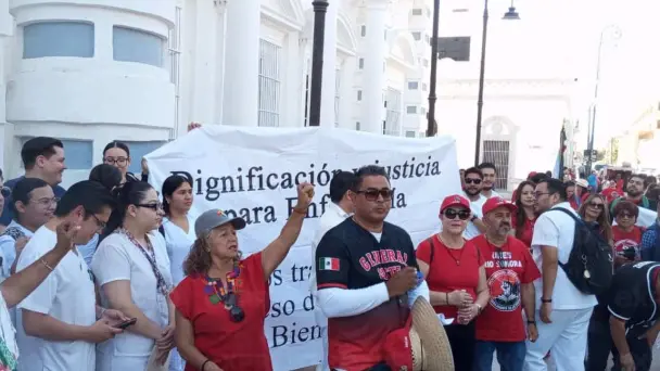 Marchan maestros en Sonora por Ley Issste 2007 – Expreso