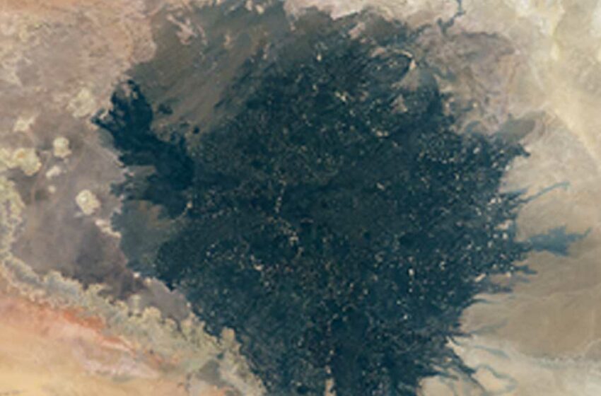 ¿Qué es la mancha negra en medio del desierto del Sahara, que se ve desde el espacio?