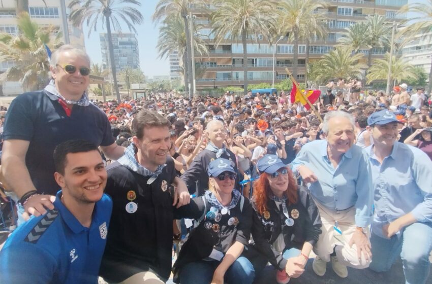 Alicante vive su Santa Faz 0,0 más multitudinaria en la playa con 11.000 jóvenes