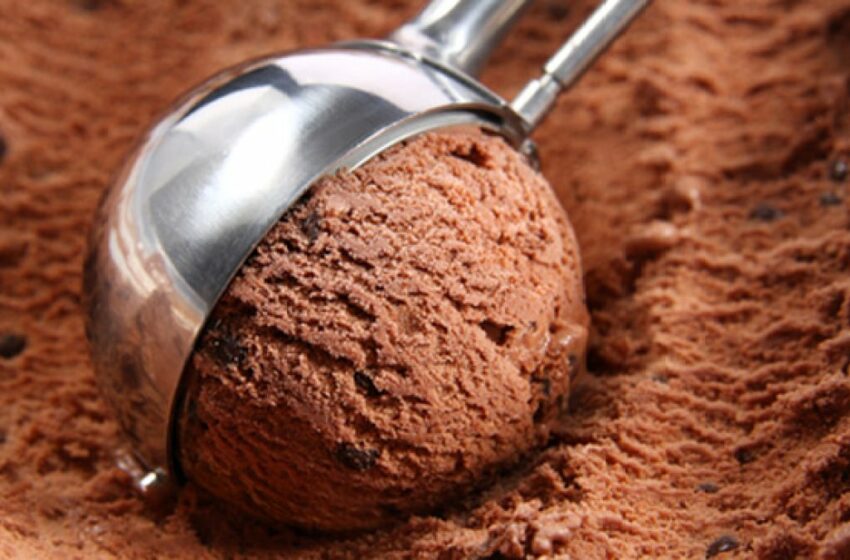 Retiran casi 18000 helados por posible contaminación con plástico