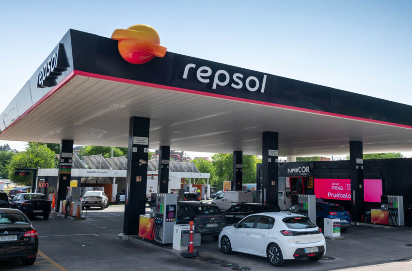 Repsol «evoluciona» su imagen para continuar con el negocio fósil