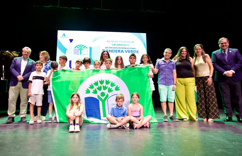 Una veintena de centros docentes reciben la Bandera Verde por su compromiso con la …