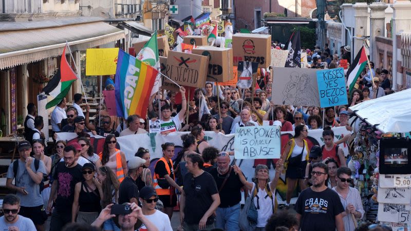 Manifestantes contra la boda de Bezos exigen que el multimillonario «salga de nuestra laguna»