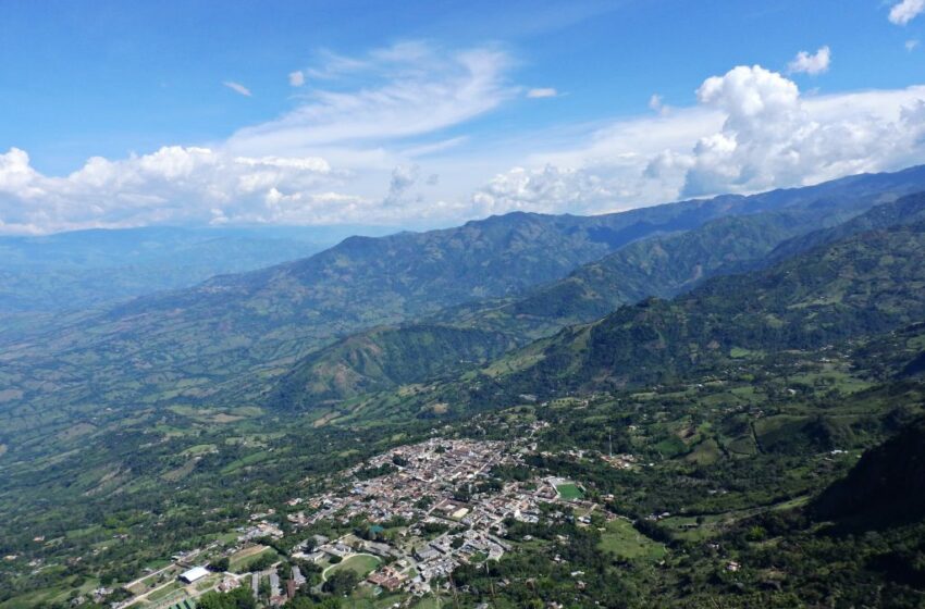 Ministra Lena Estrada firma resolución de la reserva temporal que protege el Suroeste Antioqueño –