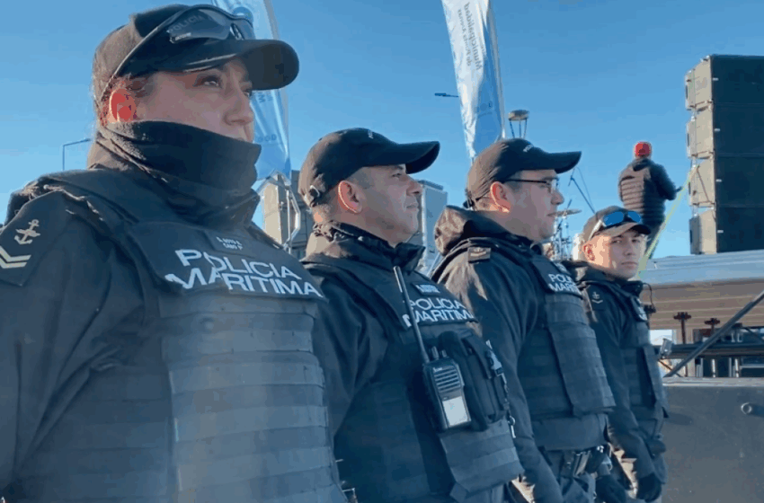 Autoridad Marítima resguardó a participantes del Chapuzón del Estrecho 2025