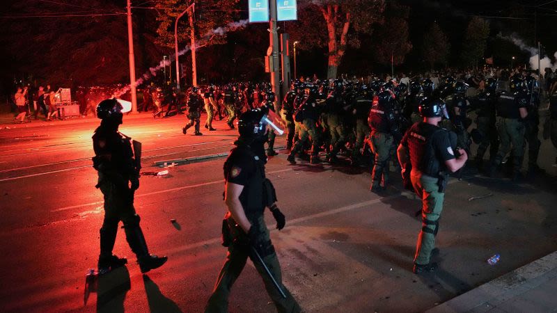 La policía se enfrenta con manifestantes antigubernamentales que exigen elecciones anticipadas en Serbia