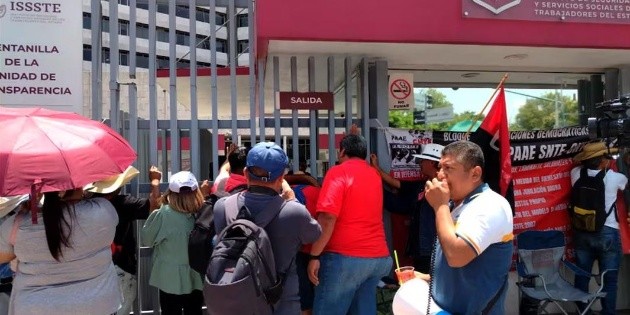 Con "portazo", maestros de la CNTE buscan ingresar a las oficinas del ISSSTE