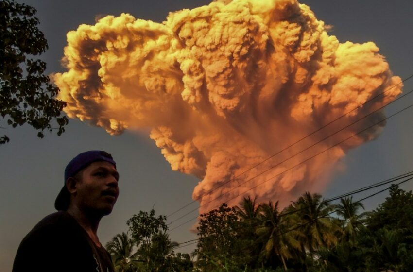 Vuelos cancelados en Bali por masiva erupción volcánica en Indonesia
