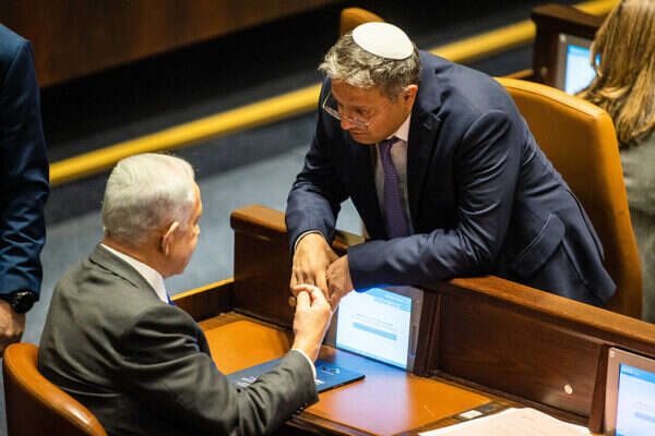 El ministro de seguridad y el primer ministro de Israel, se saludan