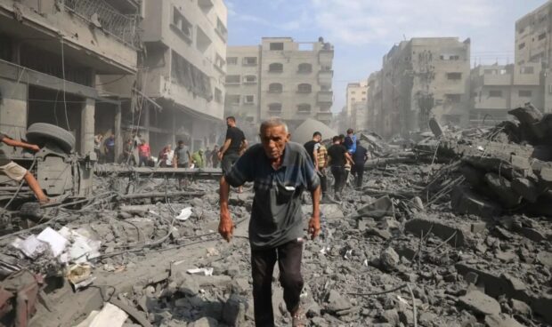 Palestino camina sobre los escombros que dejo el último ataque aéreo israelí en Gaza