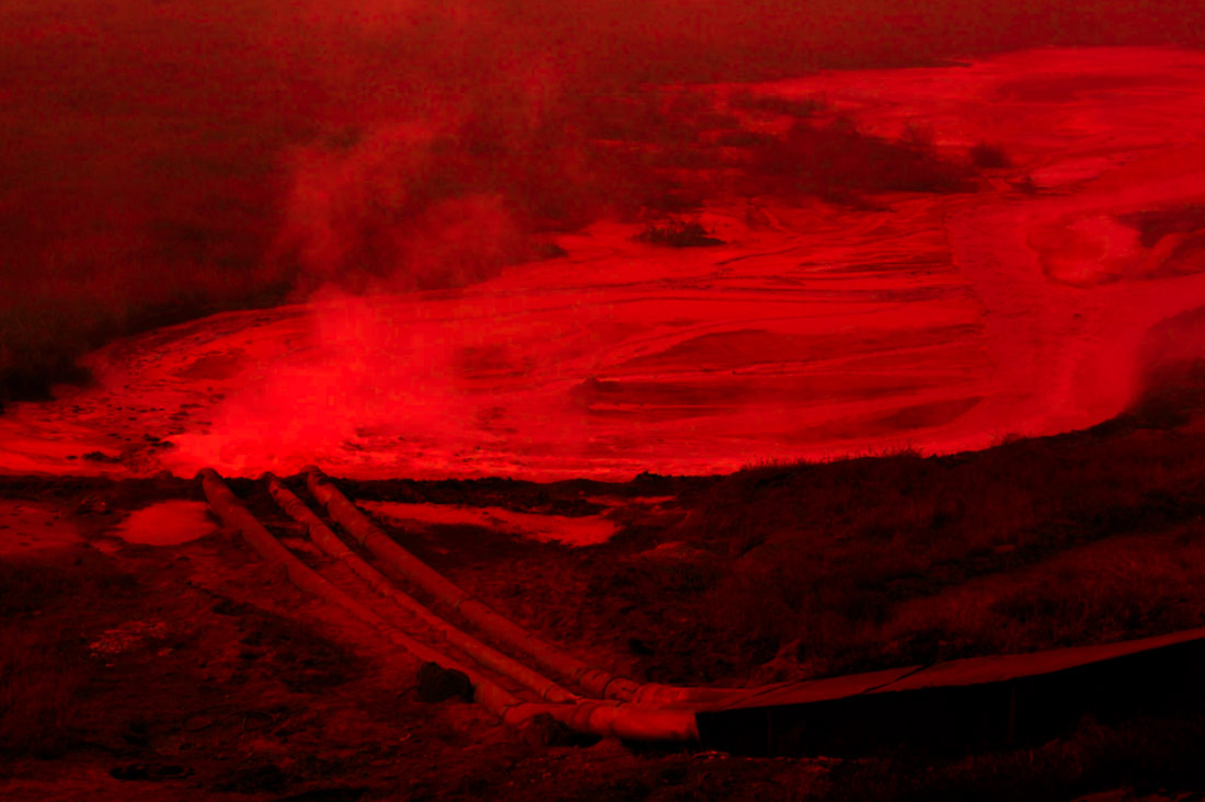 Baogang Tailings, en la ciudad de Baotou, es un lago de barros tóxicos nuevo, antropogénico, creado por la actividad extractiva en Bayan Obo, la mina de tierras raras más grande del mundo, en la Mongolia Interior, China.