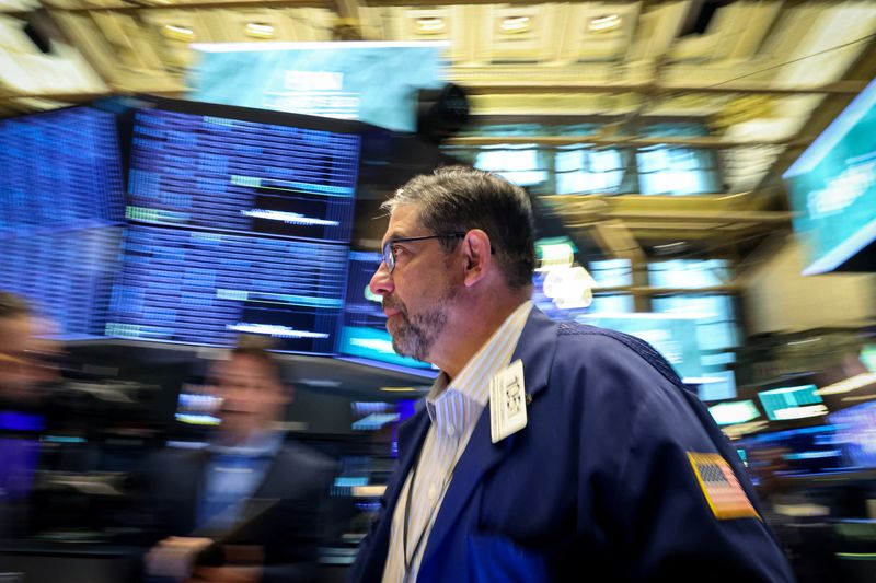 Wall Street sube por mejora de la confianza tras buenos datos de ventas minoristas y beneficios