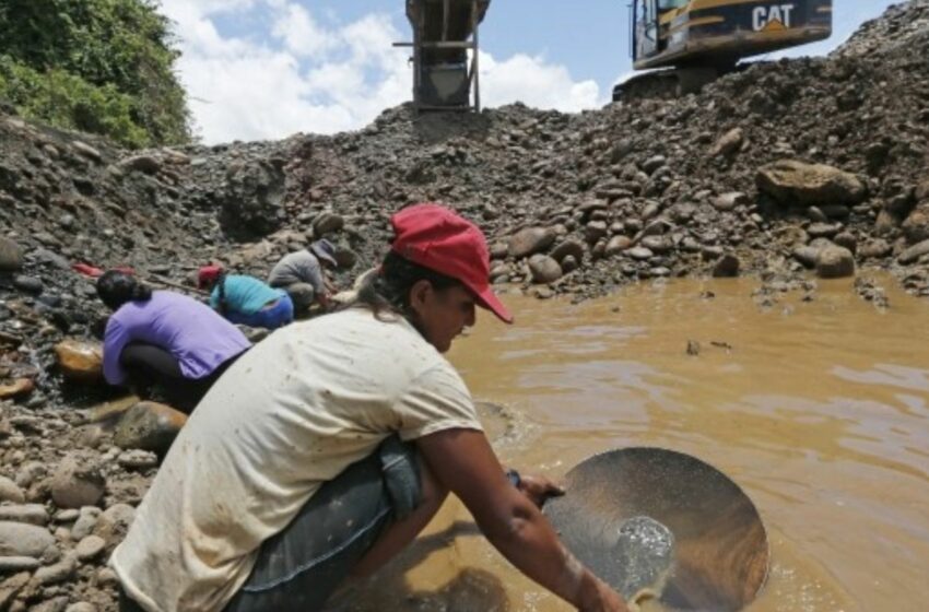 Mineros artesanales de Secocha rompen con la Confemin