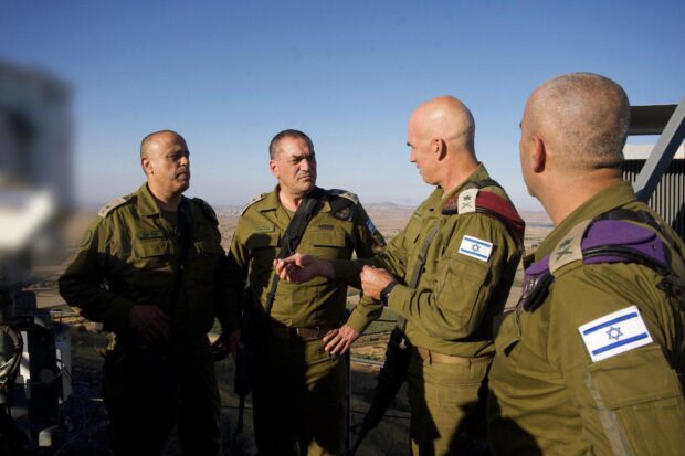Militares israelíes monitoreando la situación en Siria desde la frontera 