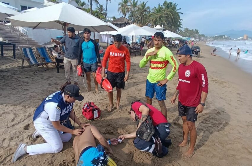 UEPC, PC Municipal Manzanillo y Semar rescatan a cuatro jóvenes en el mar