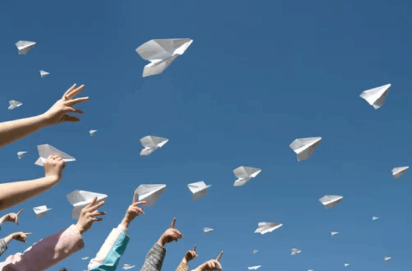 El mini avión de papel que podría ser el futuro de satélites ecológicos: una propuesta para combatir la basura orbital