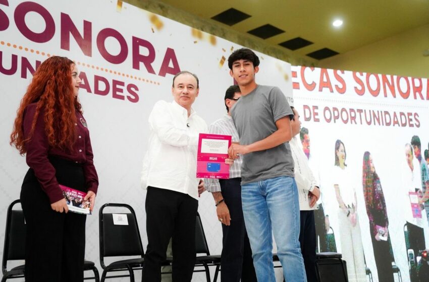Gobernador de Sonora entrega becas a estudiantes de universidades de Nogales