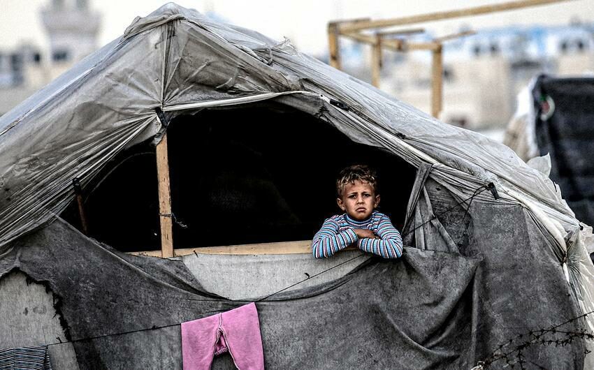 En Gaza, madres piden a sus hijos que no jueguen para ahorrar energía ante la falta de alimentos