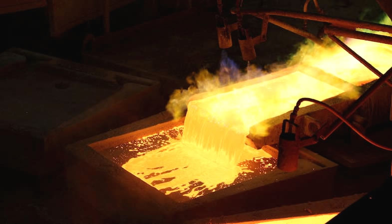 Producción industrial en Chile crece 12,1 % en abril impulsada por la minería