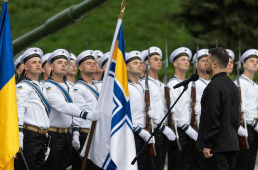 Zelenski celebra el Día de la Bandera Nacional mientras Rusia sigue atacando Ucrania