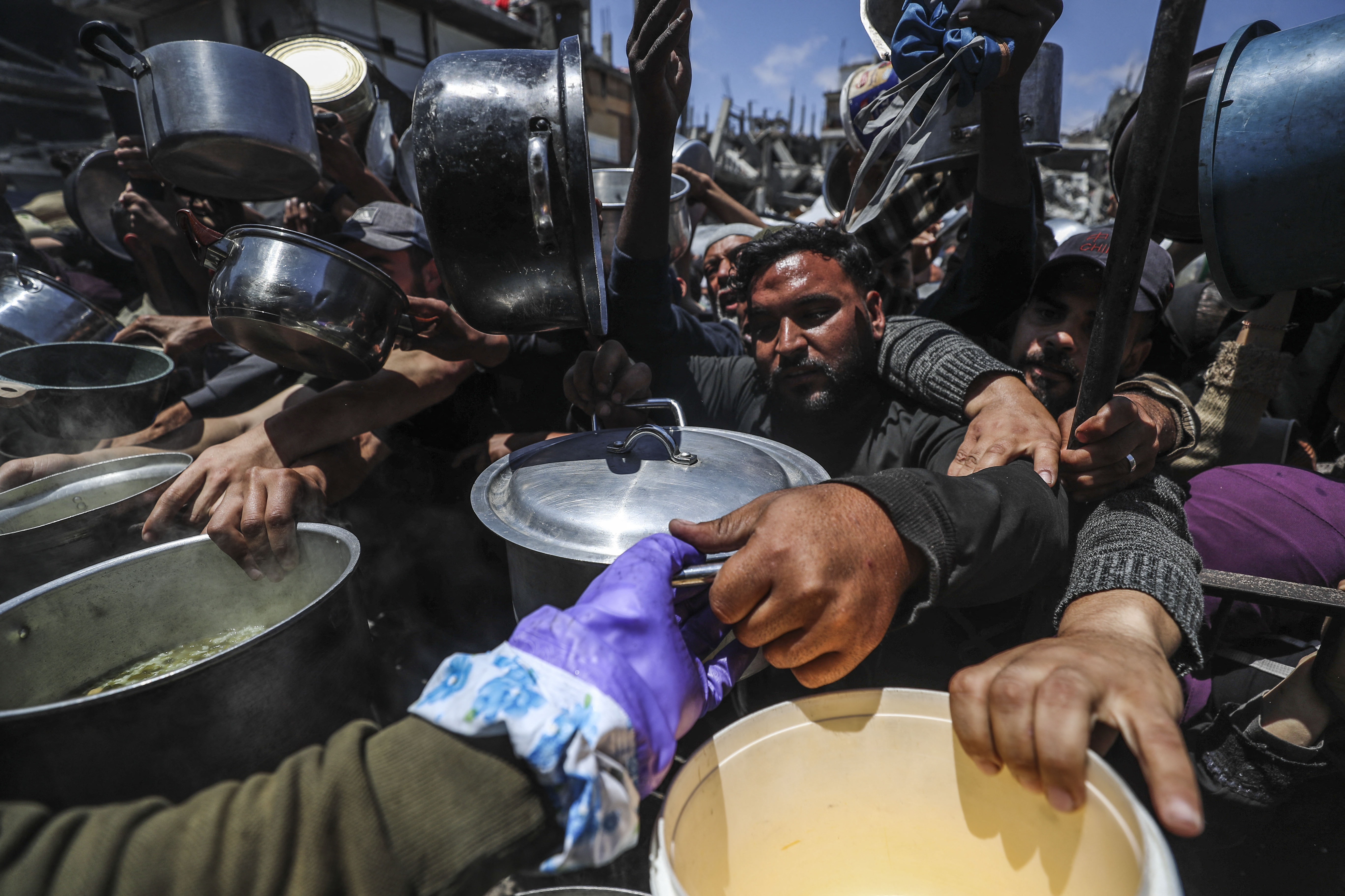 Resulta insuficiente el alimento distribuido por organizaciones benéficas en Gaza, indican voces encargadas de la ayuda humanitaria.