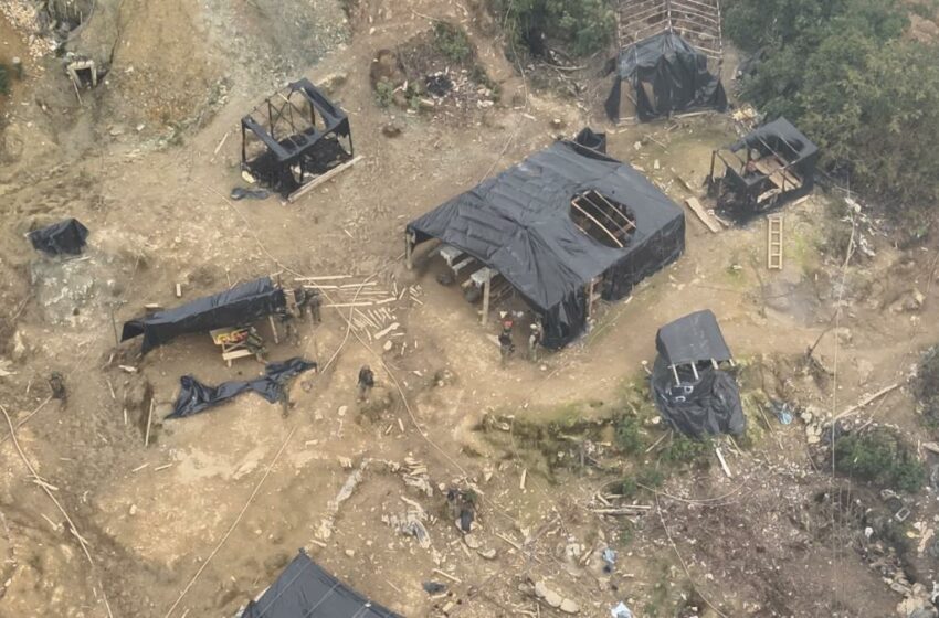 Vestimenta militar de Colombia fue hallada en campamento de minería ilegal de Ecuador