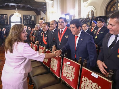 Dina Boluarte saluda con miembros de las fuerzas armadas este miércoles, en el Palacio de Gobierno en Lima (Perú).