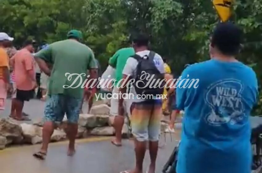 Pescadores de Dzilam de Bravo cierran entrada del puerto; denuncian complicidad en pesca furtiva