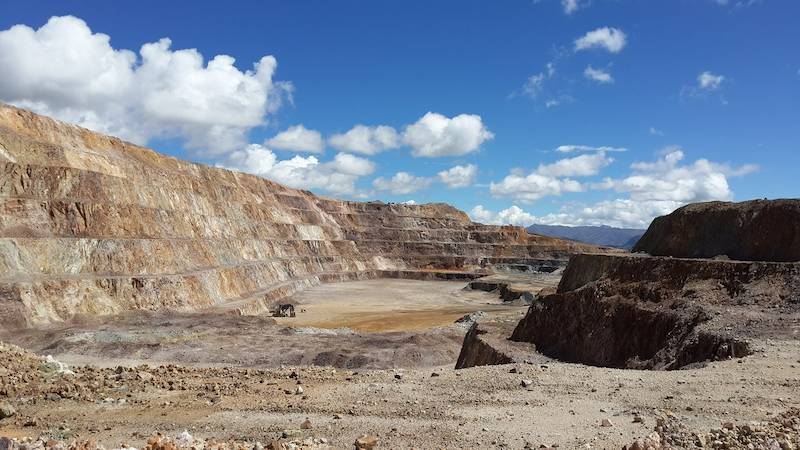 Diseño de taludes mineros exige análisis integral, según experto Esteban Hormazábal