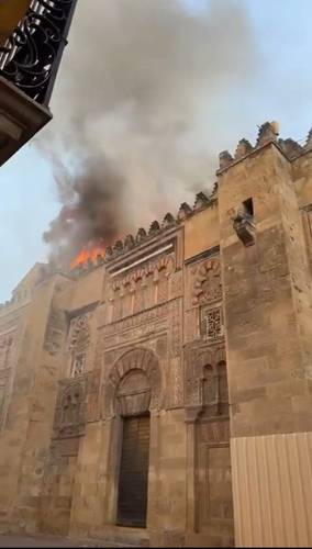  Controlan incendio en la Mezquita-Catedral de Córdoba, España