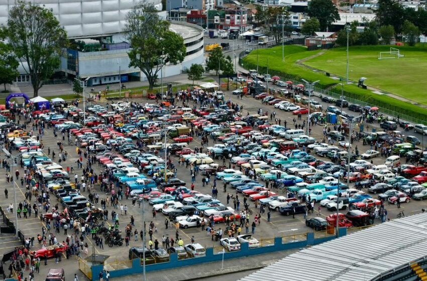 Bogotá hizo historia: 350 autos clásicos rodaron ante más de 100.000 asistentes