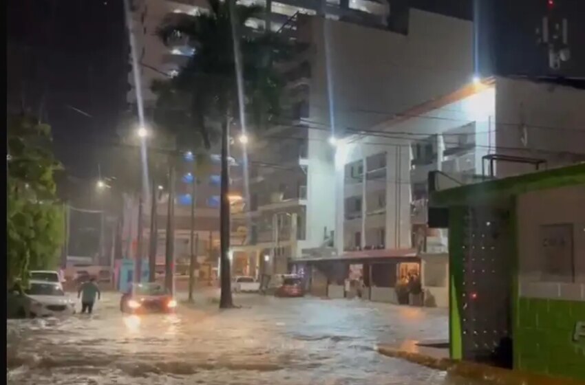  Hoteleros hospedan y alimentan a empleados varados por inundaciones en Mazatlán