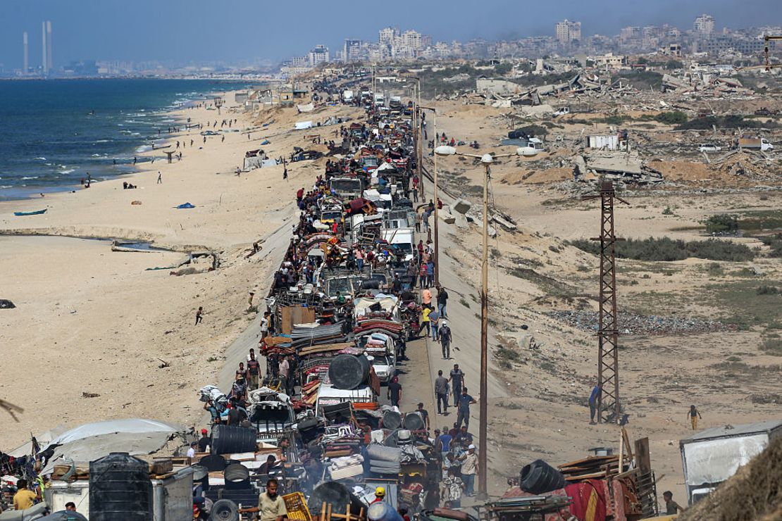 Los palestinos desplazados se trasladan con sus pertenencias hacia el sur por una carretera en la zona del campamento de refugiados de Nuseirat, en el centro de Gaza, tras las renovadas órdenes de las fuerzas israelíes de evacuar de la ciudad de Gaza el 14 de septiembre de 2025.