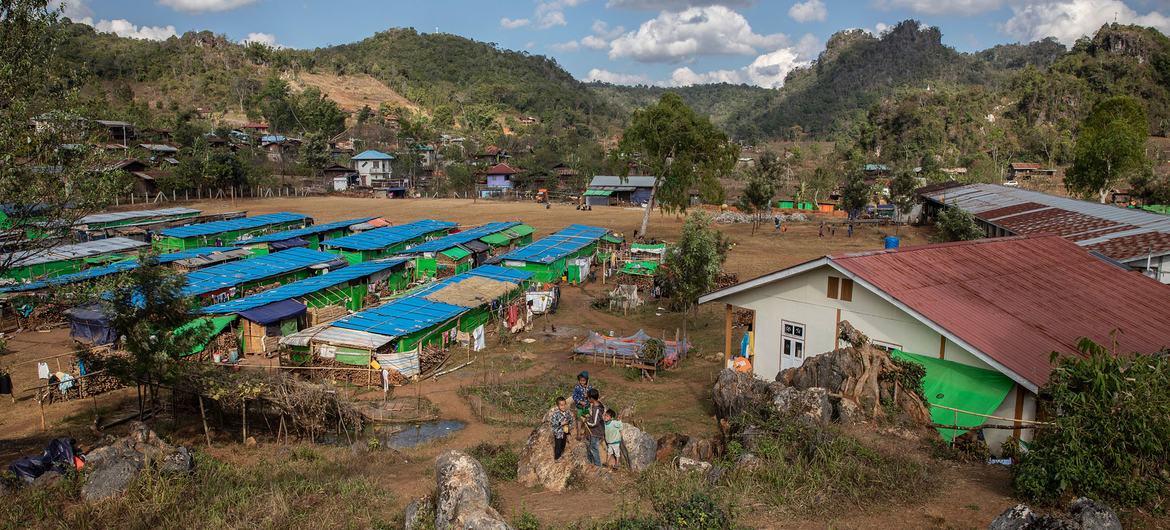 Una vista general muestra un campamento de desplazados internos cerca de la ciudad de Dimawhso, en el estado de Kayah (Karenni), al este de Myanmar.