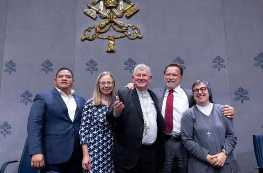  Arnold Schwarzenegger llega al Vaticano. Participará en un congreso sobre el medioambiente