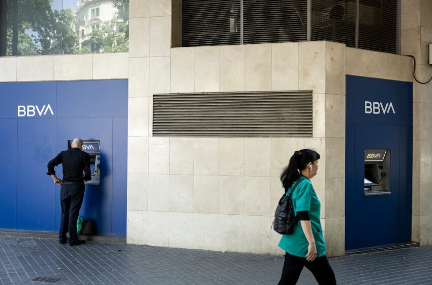 Las claves que deben conocer los inversores de la opa del BBVA al Sabadell