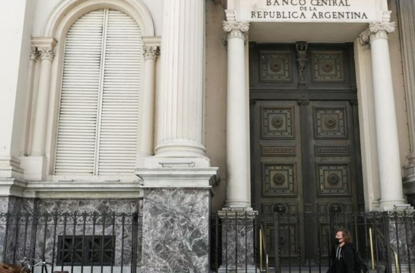 El Banco Central tuvo otra jornada de ventas y desembolsó USD 678 millones en el mercado para frenar la suba del …