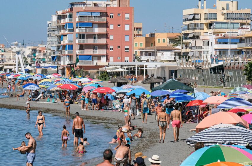 La entrada de turistas superó por primera vez los 11 millones en julio pero se confirma el enfriamiento del sector
