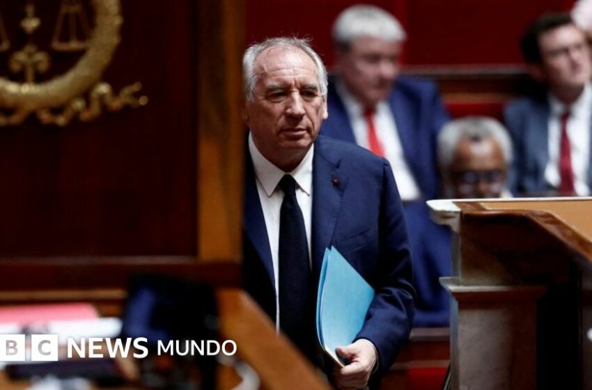 Cómo la grave crisis política y económica que atraviesa Francia hizo caer a su gobierno (y qué pasará ahora)