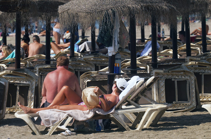  El turismo ralentiza su crecimiento en verano