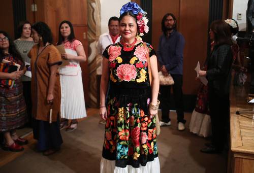 Recibe Natalia Toledo la Medalla Bellas Artes de Literatura en Lenguas Indígenas