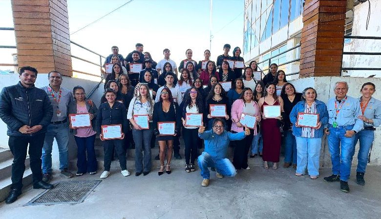 Codelco capacitó a 40 vecinas de El Salvador en curso de manejo Clase B