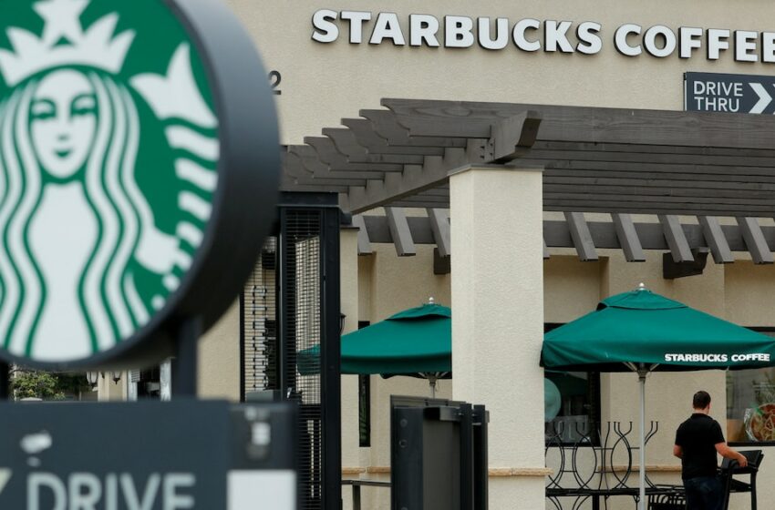  Las acciones de Starbucks caen 20% en 2025 en medio de un duro plan de reestructuración