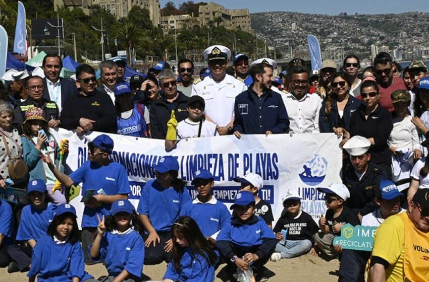  DIRECTEMAR realizó nueva jornada del Día Internacional de Limpieza de Playas en Valparaíso |