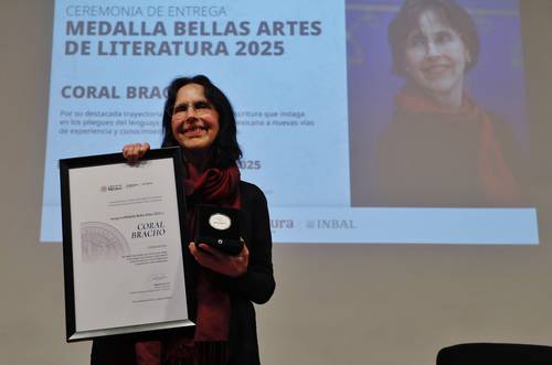 Coral Bracho recibe Medalla Bellas Artes de Literatura