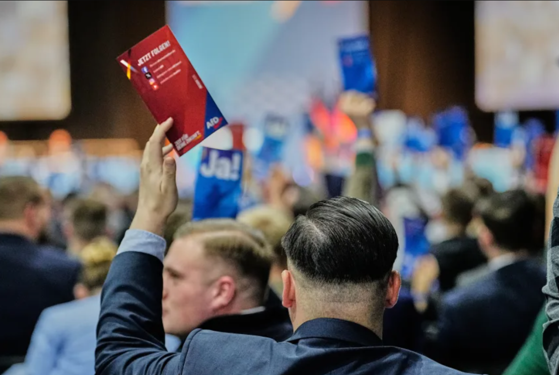 Un delegado emite su voto durante la refundación de la organización juvenil AfD en Giessen, Alemania, el sábado.