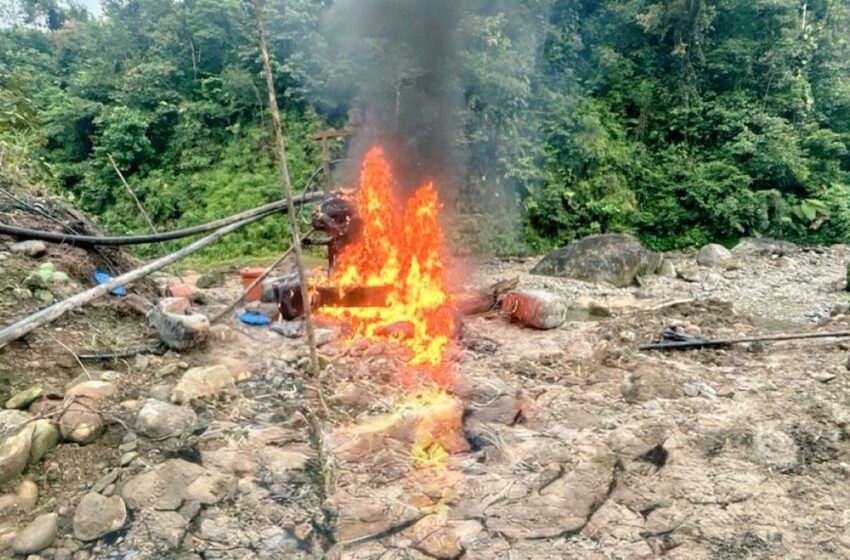  Ejército de Ecuador destruyen 25 campamentos de minería ilegal en la provincia de Esmeraldas